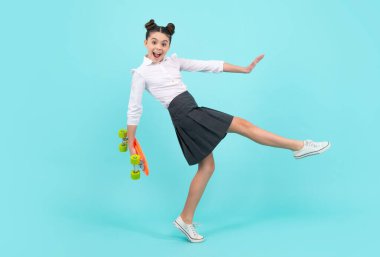 12, 13, 14 yaşlarında genç bir kız. Stüdyoda kaykay yapmış. Şık giyinmiş modern havalı bir genç. Gençlerin yaşam tarzı, gelişigüzel gençlik kültürü. Heyecanlı bir yüz. Şaşırtıcı ifade