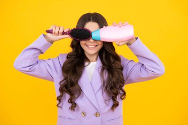 Şampuan kremi kullanan bir çocuk. Günlük kozmetik bakım. 12, 13, 14 yaşlarındaki ergen çocuğun elinde saç ve cilt bakımı şişesi var. Güzellik sağlığı ve kozmetik ürünleri. Mutlu yüz, pozitif ve gülümseyen