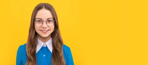 Menina Tween Menina Feliz Criança Óculos Fundo Amarelo Educação Feminina — Fotografia de Stock