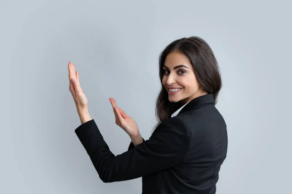 Mujer Apuntando Espacio Copia Mostrando Espacio Copia Apuntando Estudiante Joven —  Fotos de Stock