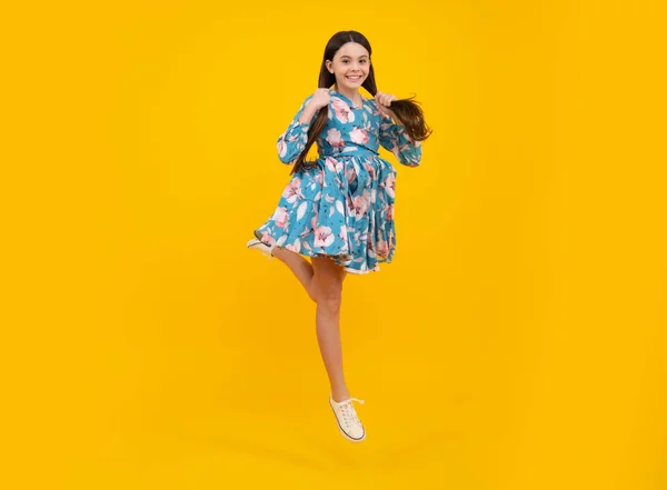 运动和儿童 年轻的少女跳过黄色的背景 有趣的跳跃 兴奋的脸惊讶的表情 快乐而快乐 — 图库照片
