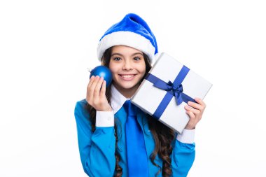 Beyaz stüdyo arka planında izole edilmiş hediye kutusunu tutan genç kız. Hediye, selam ve hediye konsepti. Yeni yıl ya da Noel tatili konsepti