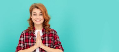 Dua eden kızıl saçlı kadın. Mutlu kızıl saçlı kadın gündelik tarzda. Olumlu duygularını ifade et. İzole edilmiş yüz portresi, kopyalama alanı oluşturulmuş pankart