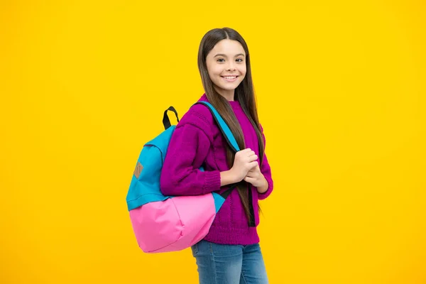 スクールバッグで制服女子校生 ティーン学生ホールドバックパック上の黄色隔離された背景 — ストック写真