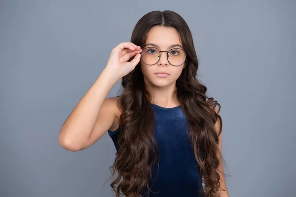 Criança Adolescente Usando Óculos Fundo Estúdio Cinza Menina Bonito Óculos — Fotografia de Stock