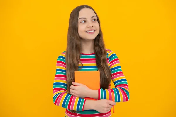 Tiener Meisje Pupil Houden Boeken Notitieboekjes Geïsoleerd Gele Achtergrond Kopieerruimte — Stockfoto