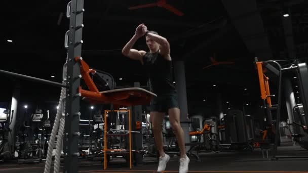 Atlet Yang Kuat Berlatih Melompat Manusia Gym Kebugaran Kebugaran Dan — Stok Video