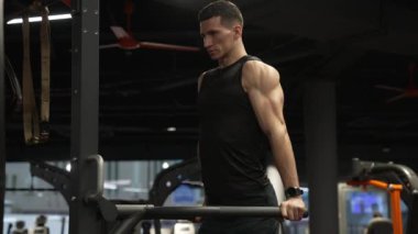 şınav. Sporcu spor salonunda şınav çeker. Sporcu şınav çeker. Spor salonundaki sporcu.