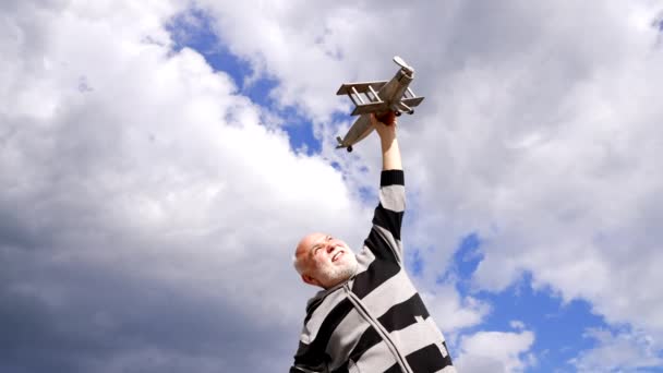 Gelukkig Senior Man Doen Alsof Vliegen Houten Vliegtuig Lucht Dromer — Stockvideo