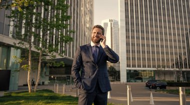 Mutlu iş adamı akıllı telefonda konuşur. Patron adam konuşuyor. İş görüşmesi. Ses bağlantısı. Telefon bağlantısı. İşverenin telefonu var. mobil teknoloji. iletişim.