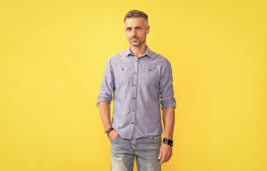 Zaman yönetimi. Erkek gardırobu. Modern yaşam başarısı. Erkek moda aksesuarı. Boz adam zamanı kontrol ediyor. Elli saati olan adam. Kol saatini gösteren bir adam. Geç kaldın. son teslim tarihi.