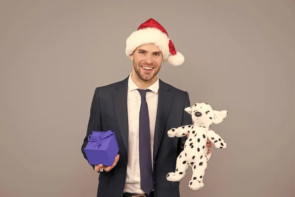 Hombre Feliz Traje Negocios Sombrero Santa Claus Celebrar Presente Caja —  Fotos de Stock