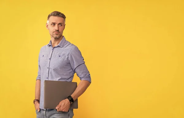 Mature Man Hold Computer Yellow Background Copy Space Business Manager — Stock Photo, Image