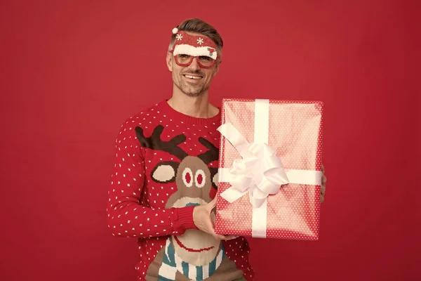 Boldog Karácsonyi Ajándékot Mosolygós Férfi Téli Pulcsiban Mikulás Szemüvegben Xmas — Stock Fotó