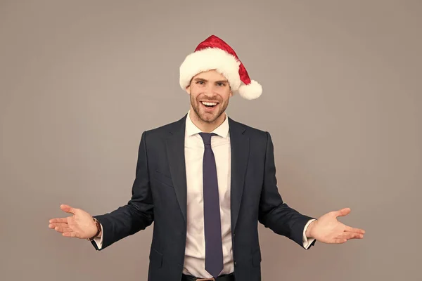 Счастливый Человек Деловом Костюме Шляпе Санта Клауса Новый Год — стоковое фото