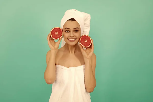 Gelukkige Jonge Vrouw Handdoek Douche Met Grapefruit Blauwe Achtergrond Schoonheid — Stockfoto
