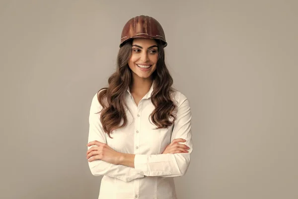 배경에 고립된 헬멧을 긍정적 건축가 여성은 셔츠를 — 스톡 사진