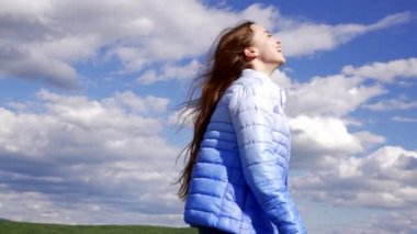 Sonbahar ceketli mutlu çocuk gökyüzü arka planında gülüyor, mutlu çocukluk.