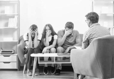 Babası olan çocuk psikolog problemi çözüyor, ailesi var..