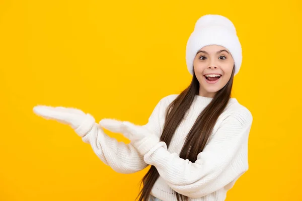 Nastoletnie Dziecko Wskazujące Bok Palcem Aby Przedstawić Produkt Lub Pomysł — Zdjęcie stockowe