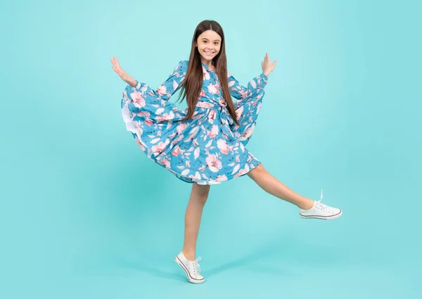 청소년 점프는 배경에 고립된 우승하는 즐긴다 드레스를 소녀가 긍정적 미소짓는 — 스톡 사진