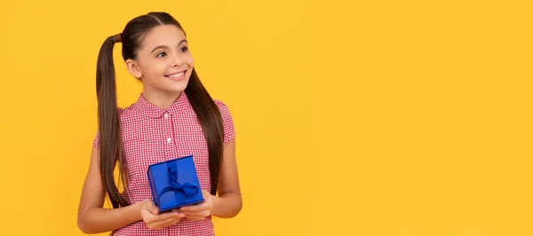 Tiener Verjaardag Happy Kid Houden Huidige Doos Gele Achtergrond Kinderen — Stockfoto