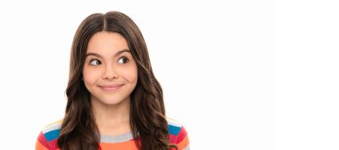 Beyaz çizgili süveter giyen arsız çocuk portresi, evlat. Çocuk yüzü, yatay poster, izole edilmiş genç kız portresi, fotokopi alanı olan pankart