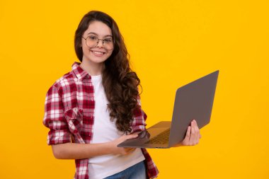 Okula, dizüstü bilgisayarı olan liseli kız. Mutlu ergen, pozitif ve gülümseyen liseli kız duyguları