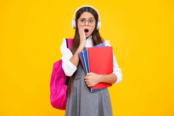 Verrast Tienermeisje Schoolkind Tienermeisje Met Hoofdtelefoon Schooltas Rugzak Gele Geïsoleerde — Stockfoto