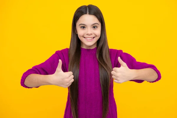 Παιδική Χειρονομία Ευτυχισμένο Κορίτσι Έφηβος Casual Ρούχα Δείχνει Τους Αντίχειρες — Φωτογραφία Αρχείου