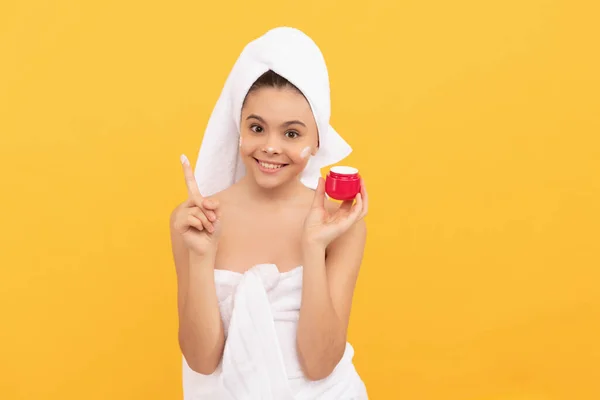 Gelukkig Tiener Kind Douche Handdoek Van Toepassing Gezichtscrème — Stockfoto