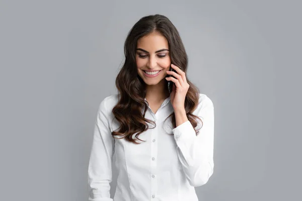 Mujer Sonrisa Positiva Feliz Con Teléfono Inteligente Chat Concepto Sms — Foto de Stock