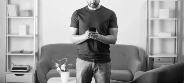 男性博主使用智能手机 自由职业者在网上工作 打字和发短信 短信和即时通讯 裁剪人在线聊天 博客的概念 现代通信技术 — 图库照片