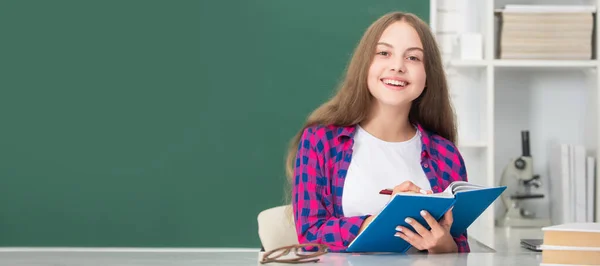 Gelukkig Schoolmeisje Met Copybook Het Maken Van Aantekeningen Het Notitieboekje — Stockfoto