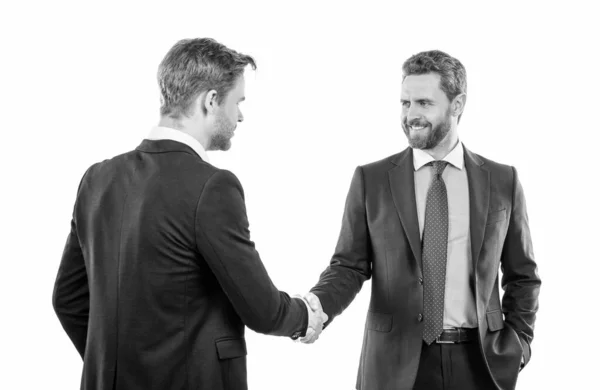 2人のビジネスマンが取引を成功させた後握手を交わし — ストック写真