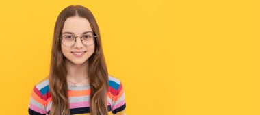 Görüş keskinliği. Görme. Vizyon düzeltmesi. Göz sağlığı. Optik göz merceği. Okula dönüyorum. Çocuk yüzü, yatay poster, izole edilmiş genç kız portresi, fotokopi alanı olan pankart