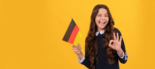 Χαρούμενο Παιδί Που Κλείνει Μάτι Κρατά Γερμανική Σημαία Κίτρινο Φόντο — Φωτογραφία Αρχείου