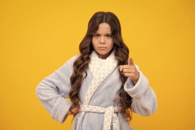 Kızgın genç kız, üzgün ve mutsuz negatif duygu. Pijamalı bir genç seni işaret ediyor. Hüzün Gençliğinin Stüdyo portresi. Çok kızgın ve üzgün bir çocuğun portresi.