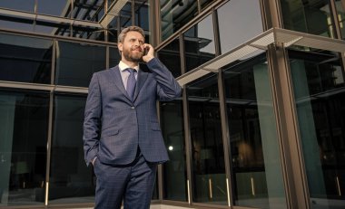 Patron adam konuşuyor. İş görüşmesi. Ses bağlantısı. Yetişkin CEO cep telefonundan konuşuyor. Telefon var. mobil bağlantı teknolojisi. İletişim. ilham verici iş adamı akıllı telefonda konuşur.