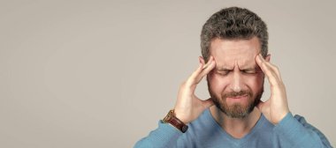 Sakallı olgun bir adam gri arka planda, sağlıkta Headahce 'den muzdarip. İnsan yüzü portresi, kopyalama alanı olan pankart