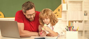 Ders sırasında dizüstü bilgisayarı olan öğretmen ve öğrenci öğrenci afişi, webinar video dersi. Bilgisayarda online eğitim. baba ve oğul modern iletişim teknolojisini kullanıyorlar.