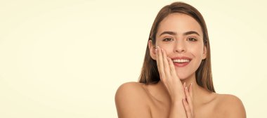 Mutlu genç bayan kusursuz yüze dokunuyor beyaz arka planda izole edilmiş cilt, ten. Kadın yüzü, yakın portre, kopyalanmış afiş