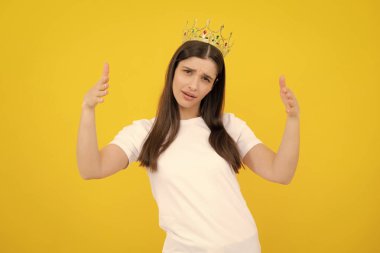 Altın taclı kibirli kadın. Tacın içinde mutlu bir kadın, kendine güvenen bir kraliçe, taç takan bir prenses. Bencillik kavramı