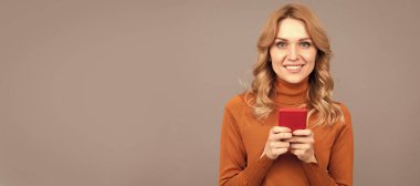 Mobil sohbet uygulaması ile başla. Akıllı telefondan mutlu kız sohbeti. Modern iletişim. Kadın portresi, kopyalanmış başlık pankartı