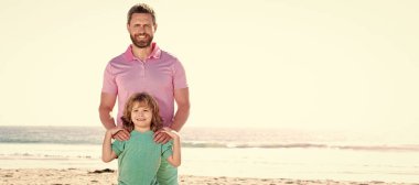 Baba ve oğulun yaz deniz sahilindeki bayrağı. Mutlu baba ve oğulun yaz plajındaki aile portresi. Kopya alanı, aile..