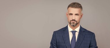 İnsan yüzü portresi, fotokopi alanı olan pankart. Takım elbiseli bir iş adamı, izole stüdyo geçmişi var.