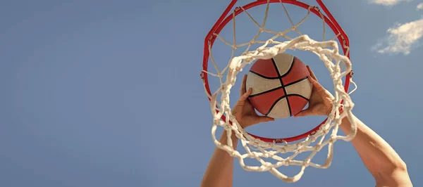 Basketspelare Kastar Bollen Ringen Himlen Bakgrund Inriktning Horisontell Affischdesign Webb — Stockfoto