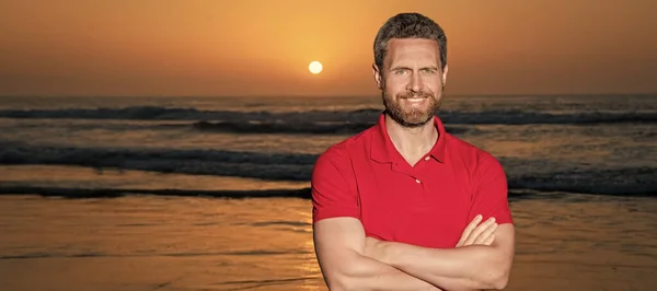 Homem Alegre Sobre Mar Praia Verão Por Sol Espaço Cópia — Fotografia de Stock