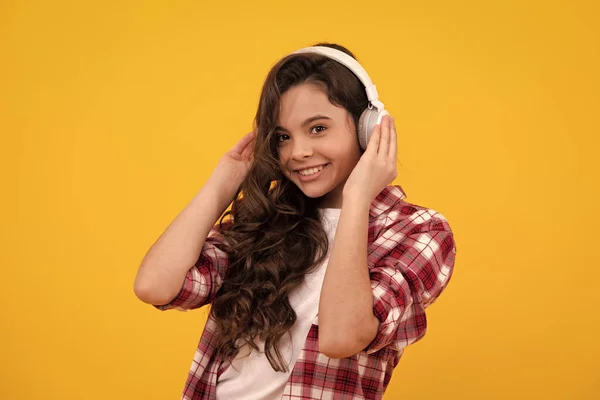 Adolescente Auriculares Inalámbricos Modernos Disfrutando Música Canción Aplicación Audio Escuchando —  Fotos de Stock