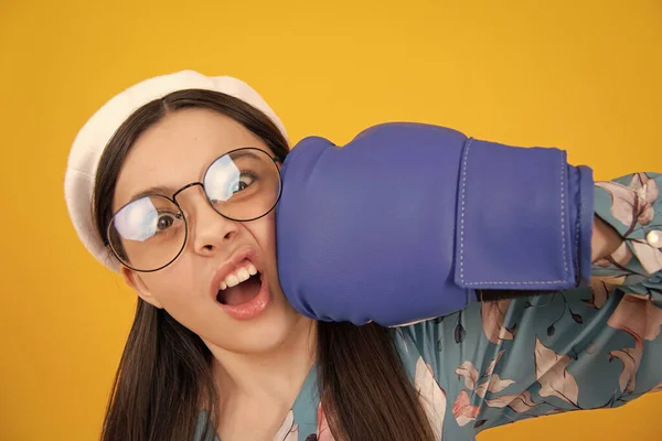 Lustiges Gesicht Lustiges Porträt Eines Mädchens Boxhandschuhen Mit Schlaggesicht — Stockfoto